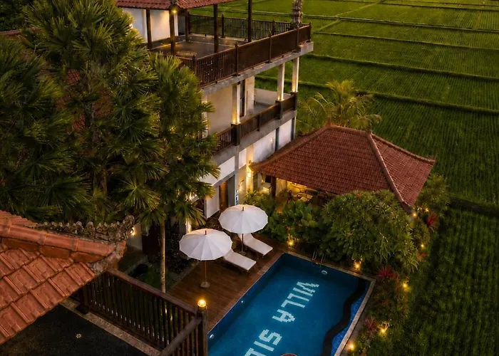 Silas Boutique & 4*